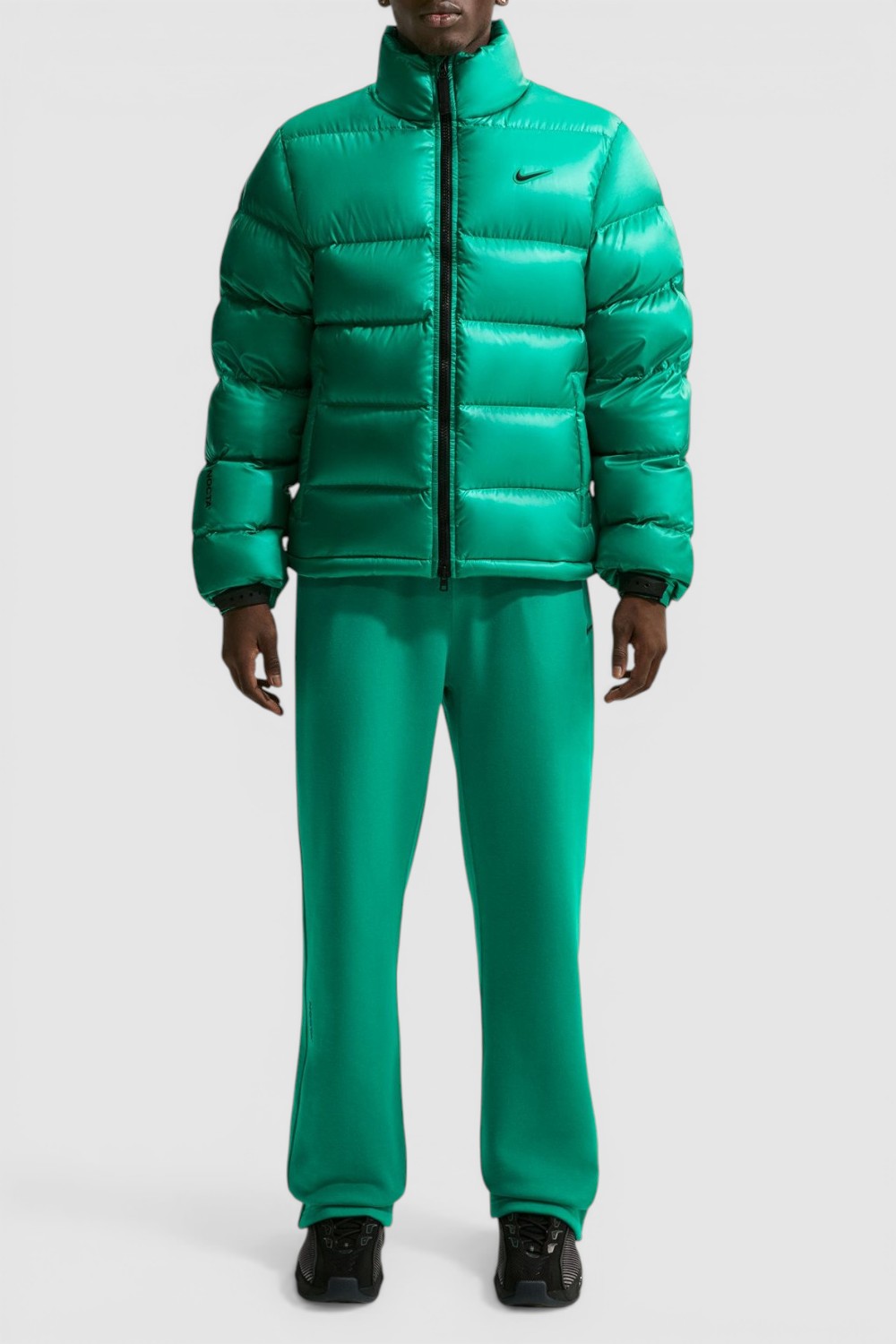 תמונת כל הלוק של מעיל פוך נייקי X סטוסי